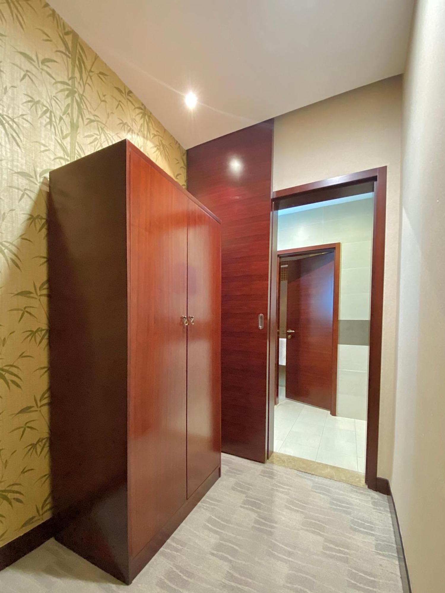 Beijing Palace Soluxe Hotel Astana Exterior photo A mirrored door