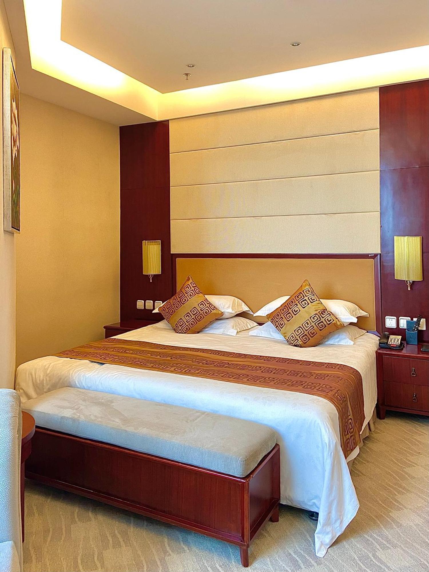 Beijing Palace Soluxe Hotel Astana Exterior photo A bedroom at the hotel