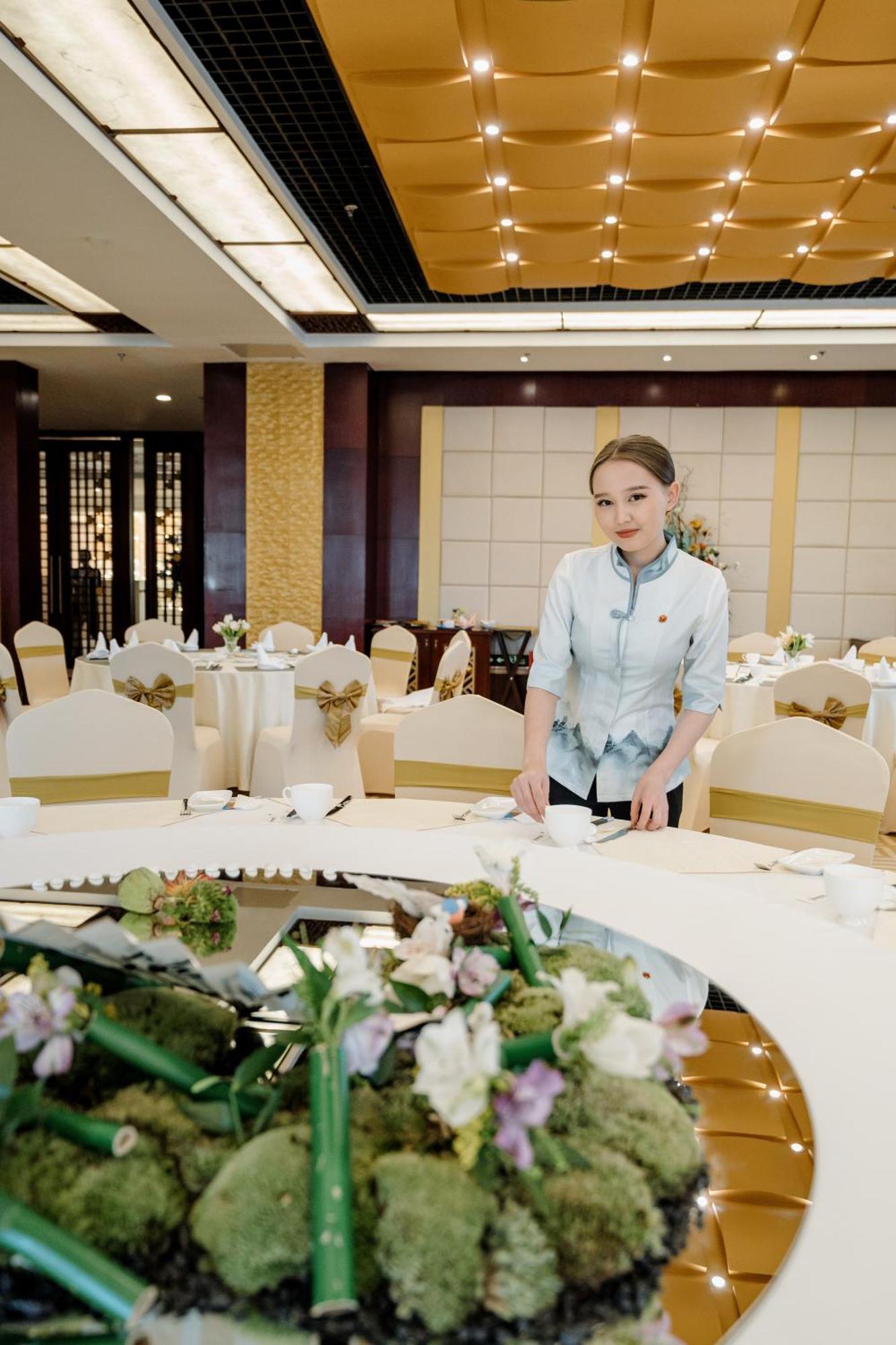 Beijing Palace Soluxe Hotel Astana Exterior photo A restaurant hostess