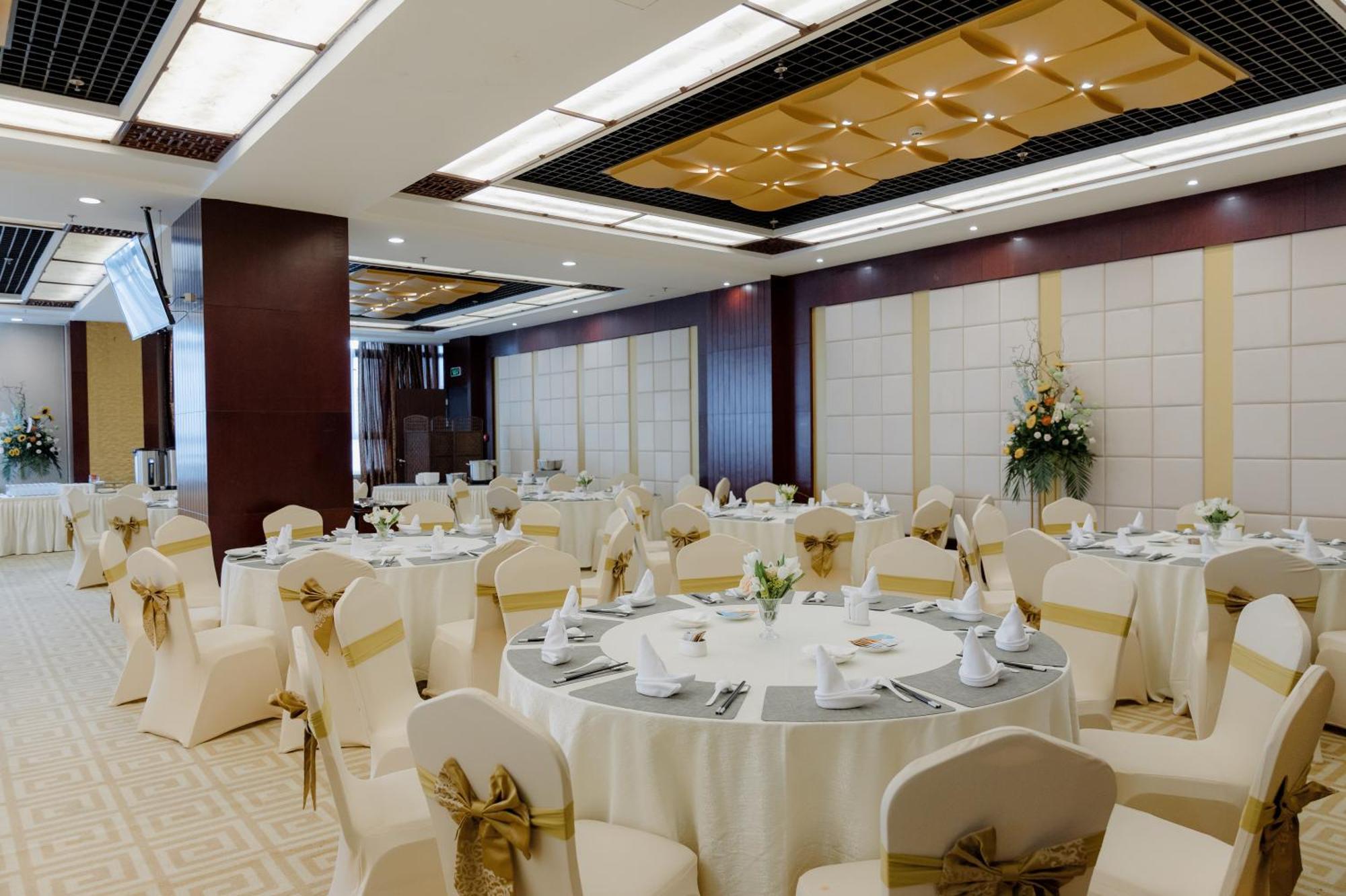 Beijing Palace Soluxe Hotel Astana Exterior photo A banquet hall