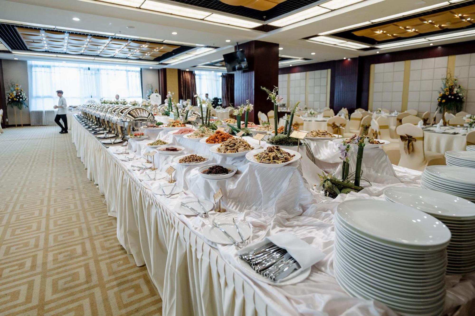 Beijing Palace Soluxe Hotel Astana Exterior photo A buffet at a wedding reception
