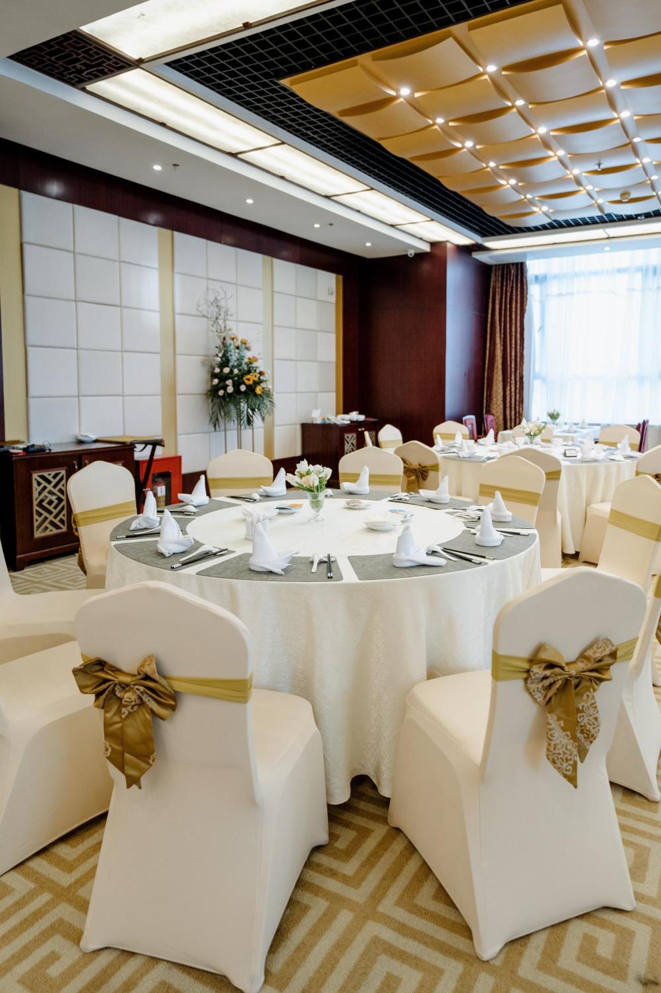 Beijing Palace Soluxe Hotel Astana Exterior photo A banquet hall