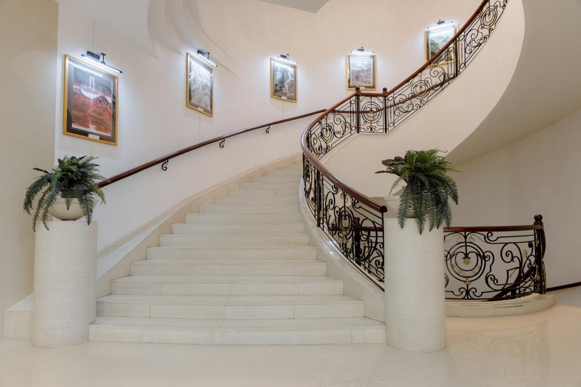 Beijing Palace Soluxe Hotel Astana Exterior photo Staircase